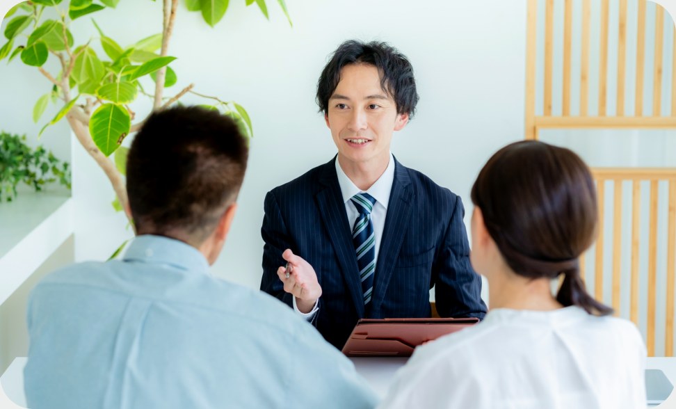 お客様にヒアリングを行う行政書士